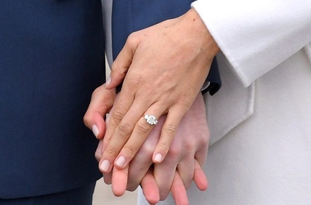 Daily Mail: принц Гарри подарил Меган Маркл кольцо своей матери