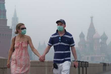 Москвичам посоветовали носить маски для защиты от запаха гари и смога