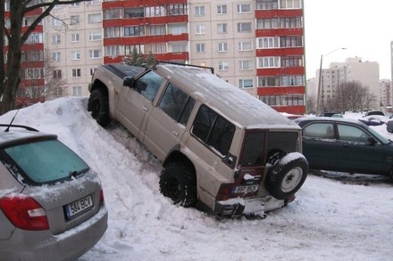 В Госдуме предложили отменить эвакуацию неправильно припаркованных зимой машин