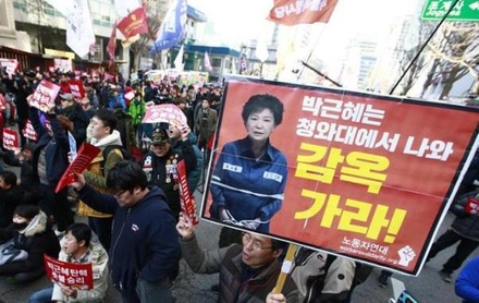 Два человека погибли в столкновениях в Сеуле после отстранения президента