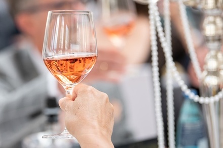 Виноделы исключили разорение алкогольных магазинов после повышения цен на вино в РФ