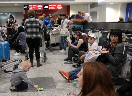 В Мособлдуме передумали наказывать сидящих на полу пассажиров аэропортов