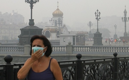Жители востока и северо-запада Москвы жалуются на запах гари
