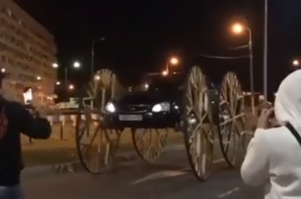 Житель Краснодара поставил на свою Lada Priora колеса от кареты