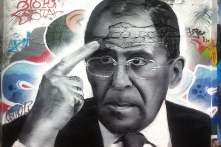 Коммунальщики помогли художнику нарисовать граффити с Лавровым
