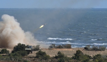 Хуситы анонсировали продолжение атак на суда в Красном море