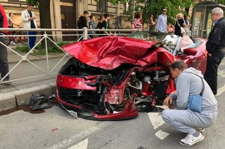 В Санкт-Петербурге один человек погиб в ДТП с участием Ferrari