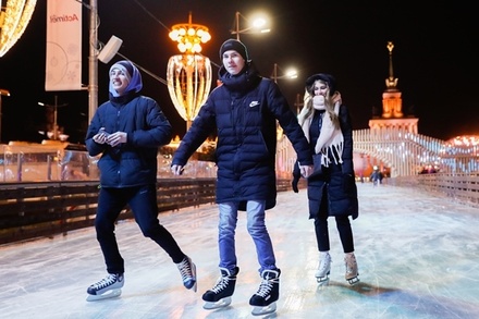 Посетителям открытых катков в Москве не нужно будет носить маски и перчатки