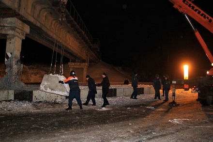 Неизвестные подорвали опору железнодорожного моста в Донецке