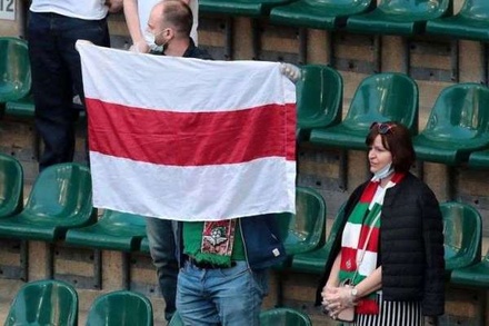 Футбольных фанатов в Москве оштрафовали за символ белорусской оппозиции