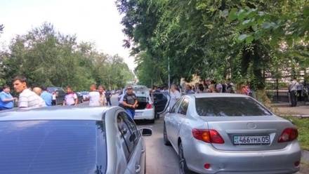 Очевидцы сообщили о стрельбе возле райотдела полиции в центре Алма-Аты