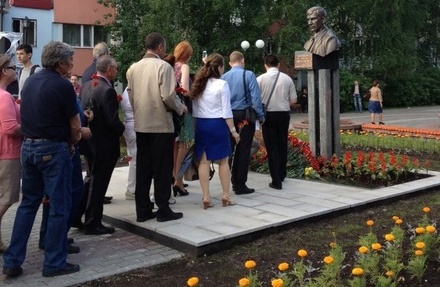 В Нефтеюганске открыли памятник мэру Петухову, убитому в 1998 году