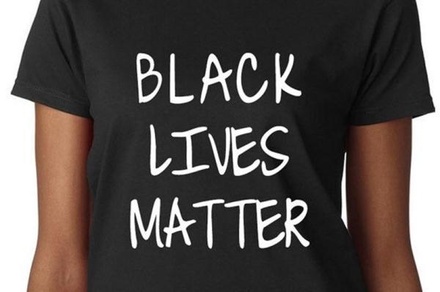 Starbucks разрешила сотрудникам носить майки с лозунгом «Жизни чёрных важны»
