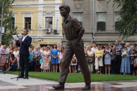 В Саратове открыли памятник Олегу Табакову