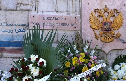 Жители Рима несут цветы к зданию посольства России в память о жертвах крушения А321