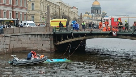 Пассажирский автобус упал в реку Мойку в Санкт-Петербурге