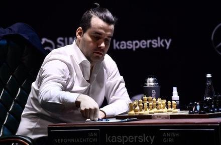 Российский шахматист Ян Непомнящий досрочно выиграл турнир претендентов