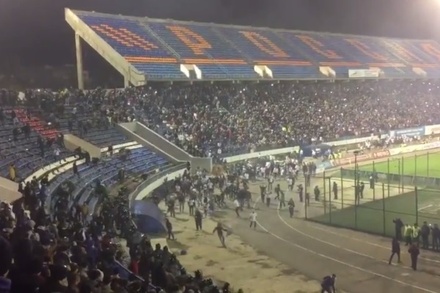 Матч между «Факелом» и «Динамо» остановили из-за беспорядков на стадионе