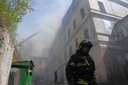 На юге Москвы после взрыва загорелась квартира
