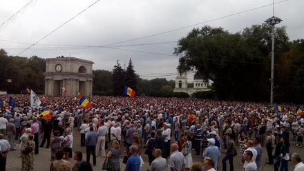 Участники акции протеста в Кишинёве требуют отставки правительства