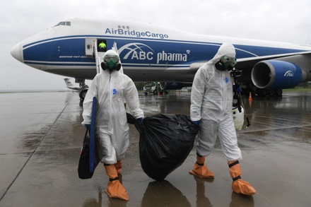 Вирусолог предупредил о высоком риске заражения коронавирусом в самолёте