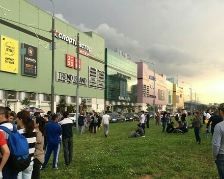 Очевидцы сообщили об эвакуации посетителей ТЦ «Авиапарк» в Москве