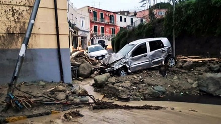 Префект Неаполя сообщил о гибели одного человека в результате оползня на Искье