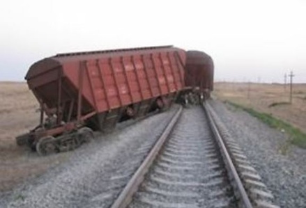 В Краснодарском крае семь вагонов грузового поезда сошли с рельсов