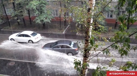 Москвичи сообщают о подтоплениях на дорогах из-за ливня