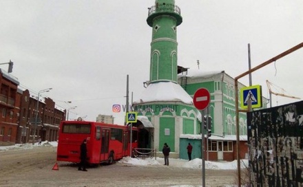 Пассажирский автобус протаранил двери мечети в Казани