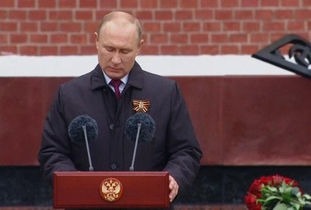 Владимир Путин поздравил ветеранов с Днём Победы