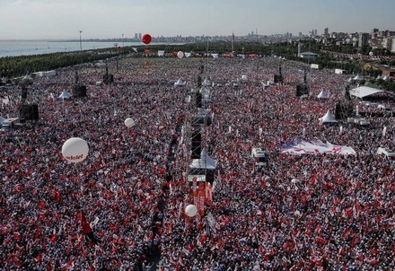 Сотни тысяч человек приняли участие в акции против президента Турции