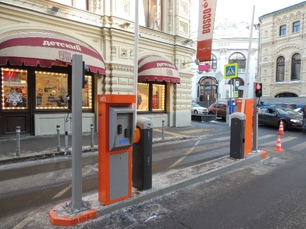 Суд в Москве оштрафовал водителя, разрубившего шлагбаум на парковке топором