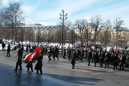 Путин по случаю Дня защитника Отечества возложил венок к Могиле Неизвестного Солдата