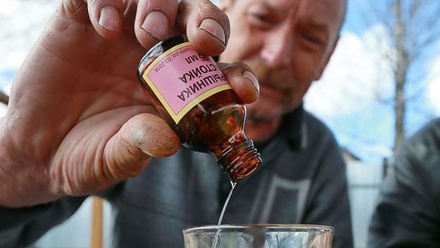 Эксперт о поручении Путина из-за отравлений:  люди всегда ищут источники выпить и забалдеть