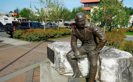 Власти Аляски назвали сроки переноса памятника Баранову