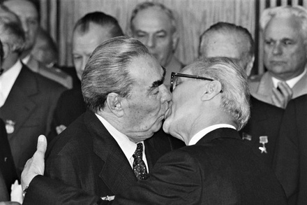 В Госдуме не нашли признаков ЛГБТ* в поцелуе Брежнева и Хонеккера: пусть лобызаются