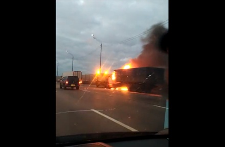 В Подмосковье на Новорижском шоссе загорелась фура