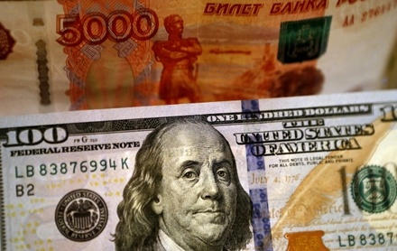 Аналитик прогнозирует падение рубля на открытии торгов в понедельник