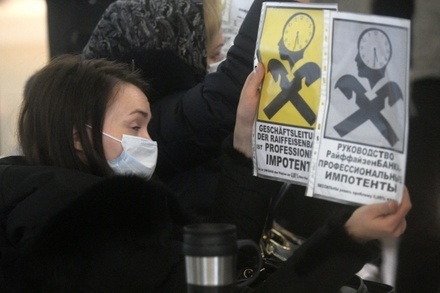 Валютные заёмщики проводят одиночные пикеты у посольства Австрии в Москве
