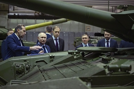 Владимиру Путину показали готовые к отправке в войска современные танки