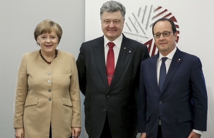 Меркель и Олланд рекомендовали Порошенко продолжить конституционную реформу