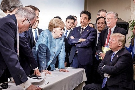 Трамп раскритиковал СМИ за публикацию фото с нависшей над ним Меркель