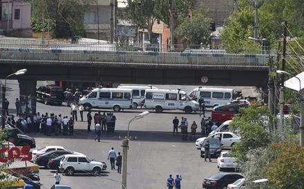 Полицейского в Ереване застрелил снайпер