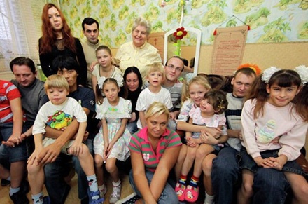 В Госдуме поддержали запрет на усыновление детей многодетными семьями