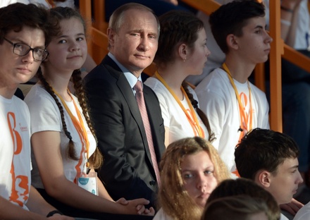 Песков отказался считать разговор Путина с детьми его предвыборной кампанией