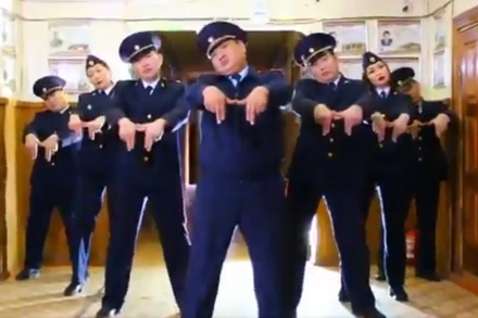 Танцующих полицейских из Якутии попросили выступить перед широкой публикой