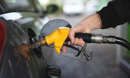 Нефтяники согласились заморозить цены на топливо до июля