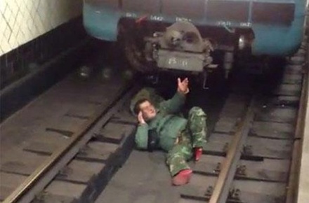 Пассажир спрыгнул на пути на станции метро «Бульвар Дмитрия Донского» в Москве