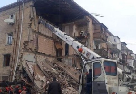 В азербайджанской Гяндже из-под завалов дома извлечено тело погибшего